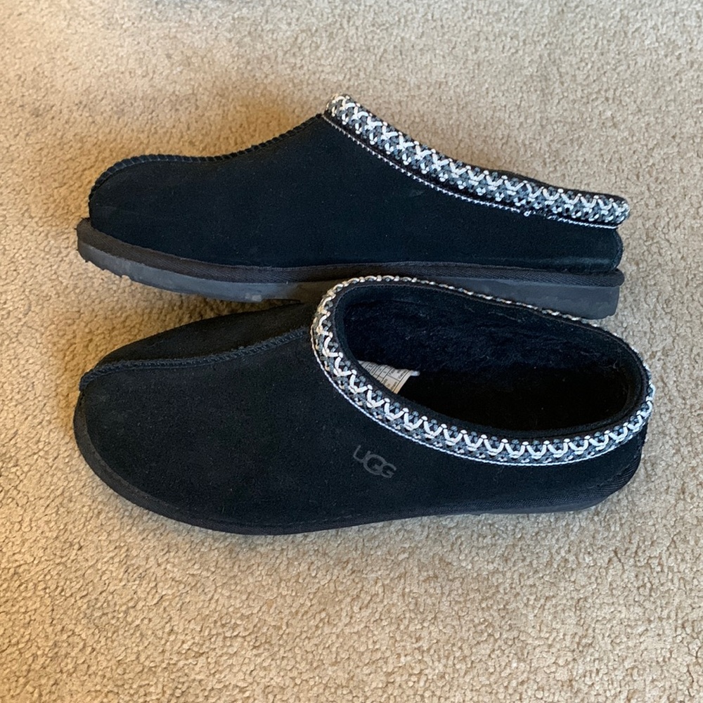 Im selling size 6 black uggs. These have been worn a few times. Good condition